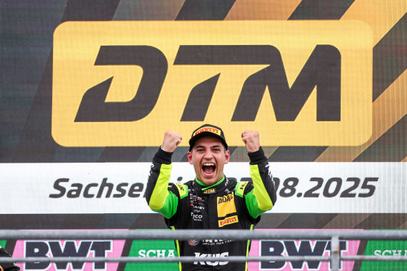 Zwei Fäuste für zwei Siege: Am Sachsenring entschied Ayhancan Güven beide Rennen für sich