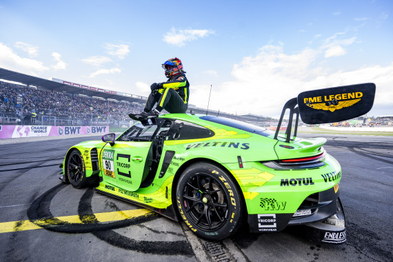 Besonderer Moment: Ayhancan Güven kurz nach dem Titelgewinn vor den vollen Tribünen in Hockenheim