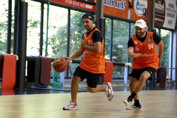 Ayhancan Güven zeigte beim Besuch bei den Niners Chemnitz sein Basketball-Talent
