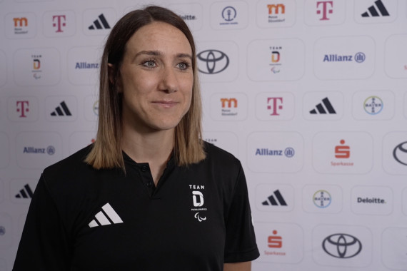 Im Interview spricht Para-Leichtathletin Irmgard Bensusan über die Vorfreude auf ihre letzten Paralympischen Spiele und die Einkleidung.