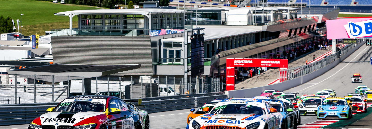 Fahrzeuge der Titel-Rivalen: BMW M4 GT4 neben Mercedes-AMG GT4