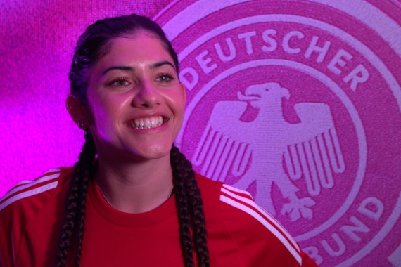 Im Interview spricht Content Creatorin und Fußballerin Jeannie-Naomi Wagner u.a. über das "Lass Zocken"-Event in ihrer Heimat und die bevorstehende Euro in Deutschland.