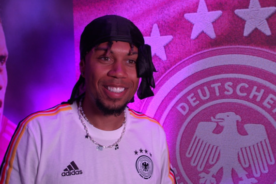 Im Interview spricht der ehemalige Fußball-Profi und heutige Twitch-Streamer Sidney Friede  u.a. über das "Lass Zocken"-Event am Millerntor und die bevorstehende Europameisterschaft.