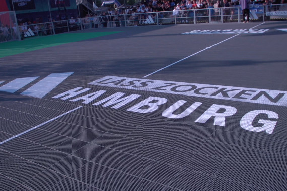 Zum letzten Spieltag vor dem Finale halten adidas und Elias Nerlich mit "Lass Zocken" in Hamburg um Vorfreude auf die EURO in Deutschland zu wecken.