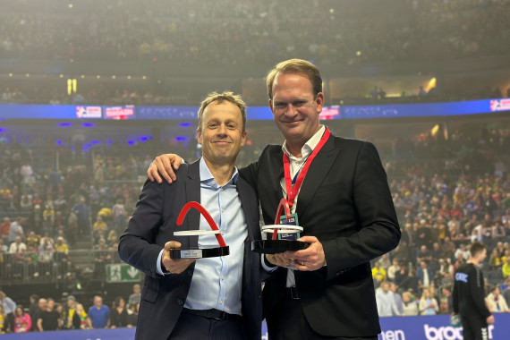 Frank Bohmann und Stefan Löcher nehmen den Preis entgegen.