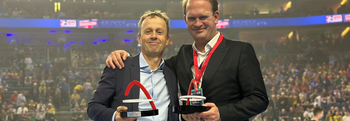 Frank Bohmann und Stefan Löcher nehmen den Preis entgegen.