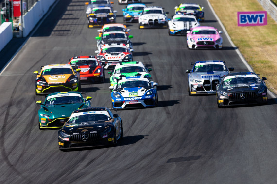 Volles Feld in der ADAC GT4 Germany: Ganz vorne der Mercedes-AMG von BCMC Motorsport