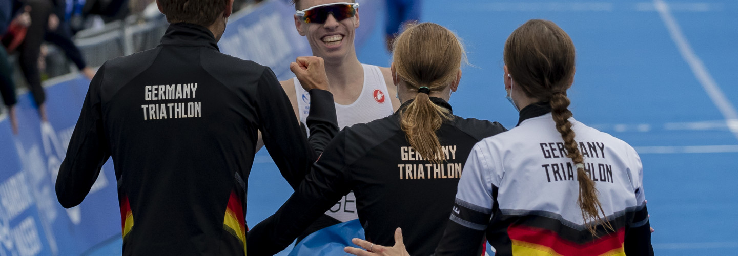 (von links) Lasse Priester, Tim Hellwig, Laura Lindemann und Marlene Gomez-Göggel beim Erfolg im Mixed Relay beim WTCS-Rennen in Hamburg 2021