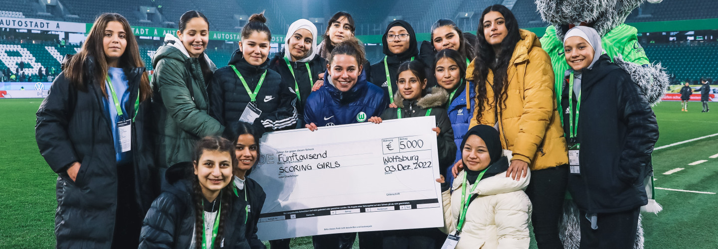 Lena Oberdorf (Mitte) zusammen mit den Spielerinnen der Scoring Girls