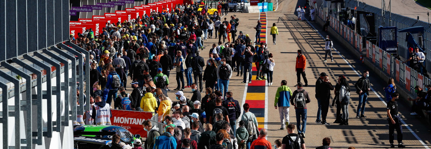 Beim Pitwalk können die Fans den Rennställen bei der Vorbereitung zuschauen