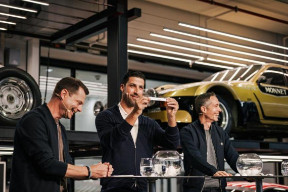 Porsche Fußball Cup 2025: Porsche-Markenbotschafter Sami Khedira (m.) und Dr. Sebastian Rudolph, Leiter Öffentlichkeitsarbeit, Presse, Nachhaltigkeit und Politik (r.)