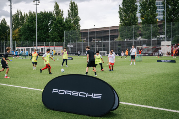 Porsche Fußball Cup 2025: CSR-Training, Talente Hand in Hand