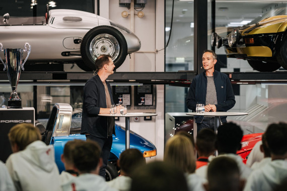 Porsche Fußball Cup 2025: Dr. Sebastian Rudolph, Leiter Öffentlichkeitsarbeit, Presse, Nachhaltigkeit und Politik Porsche AG (r.)