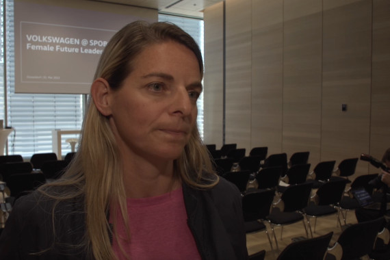 Im Interview spricht Nia Künzer, ehemalige Nationalspielerin und u.a. Weltmeisterin 2003, u.a. über das drohende TV-Blackout bei der Frauen-WM und die daraus resultierenden Konsequenzen.