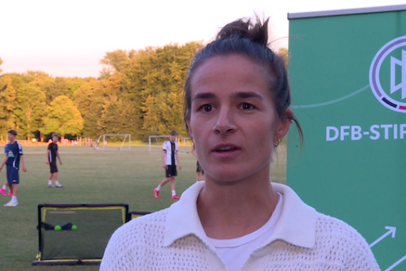 Im Interview spricht die ehemalige Nationalspielerin und Europameisterin Lena Lotzen u.a. darüber, was das Träumen lohnt sich'-Camp besonders macht und über den Stellenwert von mentaler Gesundheit im Leistungssport.