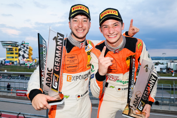 Strahlende Sieger mit Pokal: Mike David Ortmann (li.) und Hugo Sasse