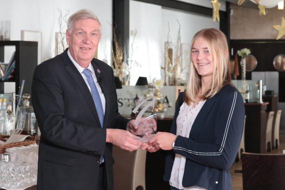 Dr. Ingo Wolf, Vorstandsvorsitzender der Sportstiftung NRW, durfte Nachwuchsruderin Alexandra Föster aus Meschede den FELIX Newcomer-Award überreichen. Die Ehrung der Preisträger fand in diesem Jahr pandemiebedingt in kleinen Runden statt.