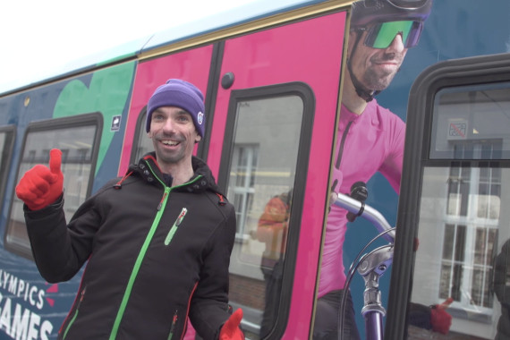 Vom 17. bis 25. Juni ist Berlin Austragungsort der Special Olympics World Games Berlin 2023 – ein Sportfest für Menschen mit geistiger und mehrfacher Behinderung. Die S-Bahn Berlin ist offizielle Partnerin der Weltspiele. Genau 100 Tage vor dem Start der Spiele nimmt eine S-Bahn im Design der Berliner Weltspiele Fahrt auf.