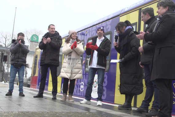 Schnittbilder von der Fahrt der S-Bahn im Design der Berliner Weltspiele.