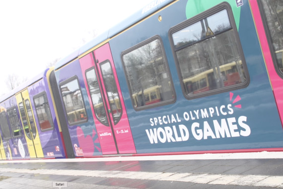 Schnittbilder von der S-Bahn im Design der Berliner Weltspiele.