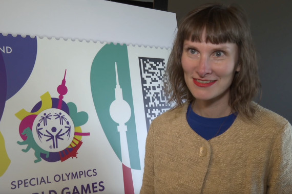 Im Interview spricht Susann Stefanizen, Designerin der SOWG-Briefmarke, u.a. über die Gestaltung der Marke.