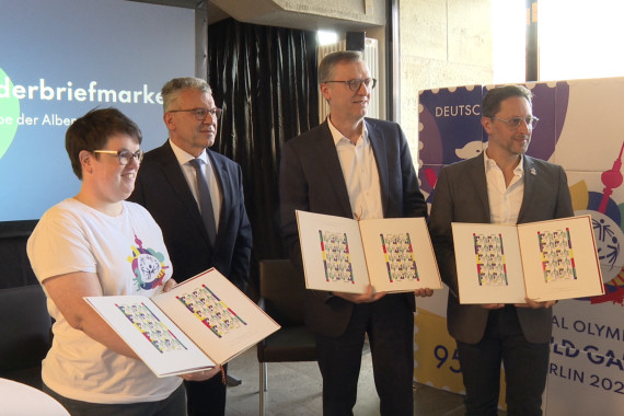 Schnittbilder: Präsentation der Sonderbriefmarke