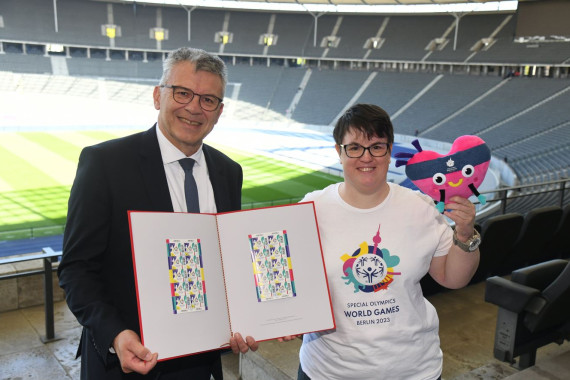 Im Berliner Olympiastadion zur Vorstellung der Sonderbriefmarke der Weltspiele: Werner Gatzer (Staatssekretär BMF) (l.) und Juliana Rößler (SO Athletin)