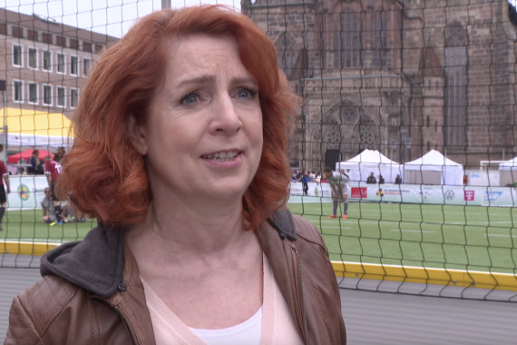 Am Rande der Fußball-Inklusionstage hat Moderatorin Monica Lierhaus u.a. über die Sichtbarkeit der Inklusionstage und ihre Funktion gesprochen.