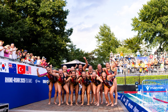Die Wasserballerinnen ziehen in einem sensationellen Finale gegen die USA und holen den Sieg