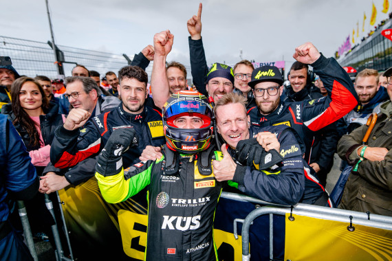 Große Freude bei Ayhancan Güven und seinem Team Manthey EMA