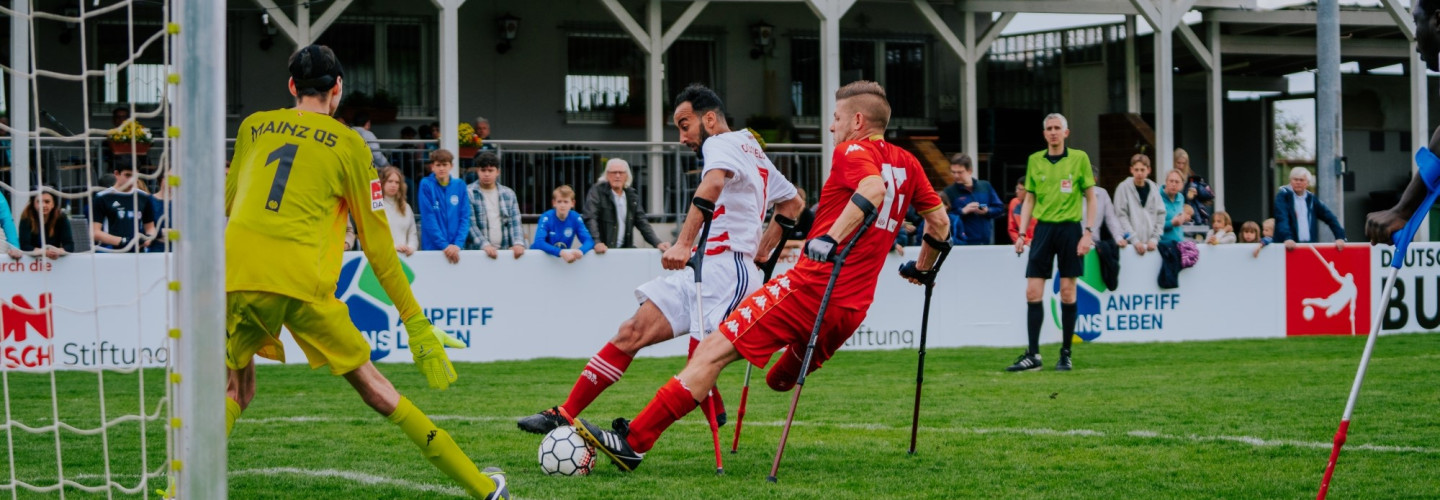 Düsseldorfs Toptorjäger Radouane Chaanoune (weißes Trikot) im Duell mit Christian Heintz
