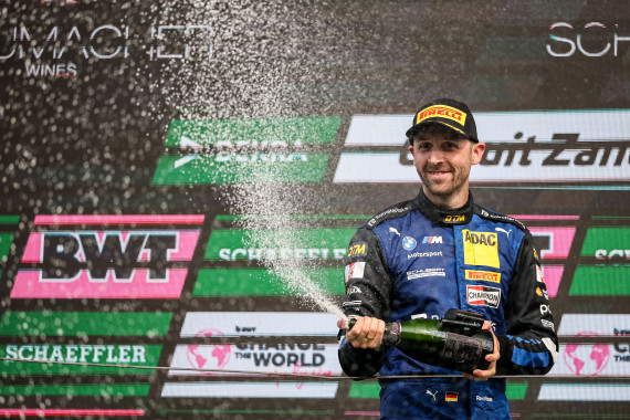 Ganz oben auf dem Podium nach einem Start-Ziel-Erfolg: René Rast