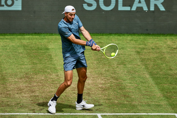 Jan-Lennard Struff kämpft sich gegen Luciano Darderi in die zweite Runde der TERRA WORTMANN OPEN