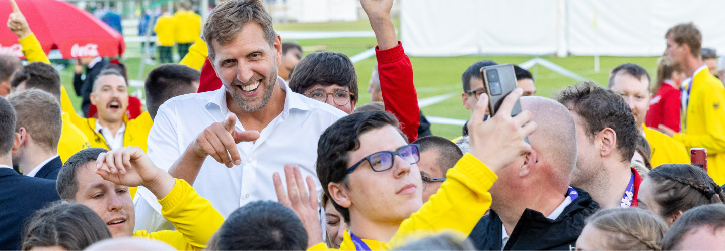 Dirk Nowitzki inmitten des Team SO Deutschland vor der Eröffnungsfeier