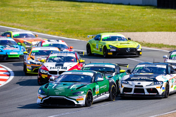 Volles Feld in der ADAC GT4 Germany mit dem Aston Martin Vantage GT4