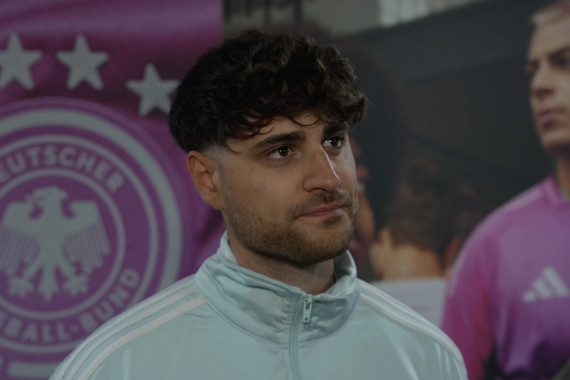 Twitch-Streamer und adidas-Markenbotschafter Elias Nerlich begleitet das Fußballevent "Lass Zocken" und spricht im Interview u.a. über seine Vorfreude auf die UEFA EURO 2024 und die Stimmung bei "Lass Zocken" in München.