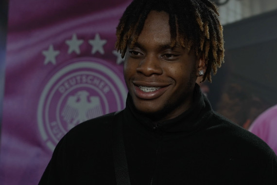 Im Rahmen des Fußballevents "Lass Zocken" spricht Teilnehmer und "Most Joyable Player" Nicholas Onyia im Interview u.a. darüber, wie er das Event vom Spielfeld aus wahrgenommen hat sowie über seine Vorfreude auf die UEFA EURO 2024.