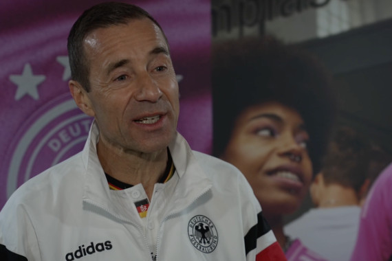 Im Rahmen des Fußballevents "Lass Zocken" spricht Fernsehmoderator und Team-Kapitän Kai Pflaume im Interview u.a. über die Besonderheit des Events "Lass Zocken" und die Stimmung vor Ort.