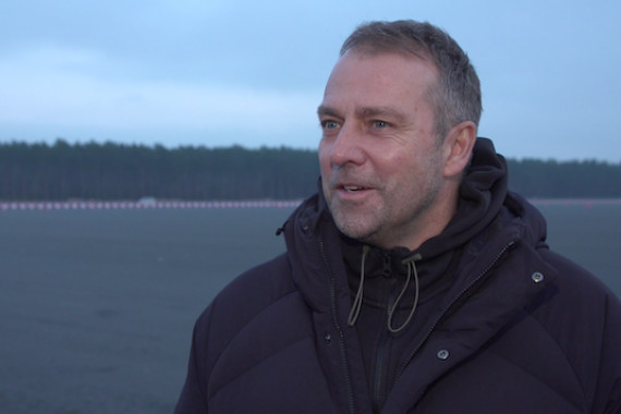 Bei einer Driving Experience stellte die DFB-Elf ihr fahrerisches Talent unter Beweis und nahmen wichtige Inhalte für den Alltag mit. Im Interview spricht Bundestrainer Hansi Flick u.a. über seinen Startrekord und blickt auf das kommende Jahr.