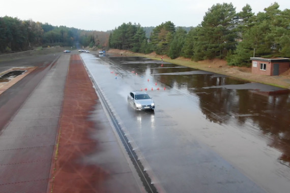 Bei einer Driving Experience stellten die Nationalspieler ihr fahrerisches Talent unter Beweis und nahmen wichtige Inhalte für den Alltag mit. Drohnen-Aufnahmen vom Event im niedersächsischen Ehra.