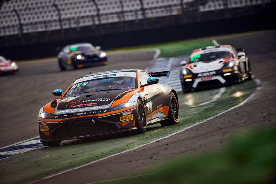 Hugo Sasse pilotiert beim Heimspiel einen Aston Martin Vantage AMR GT4