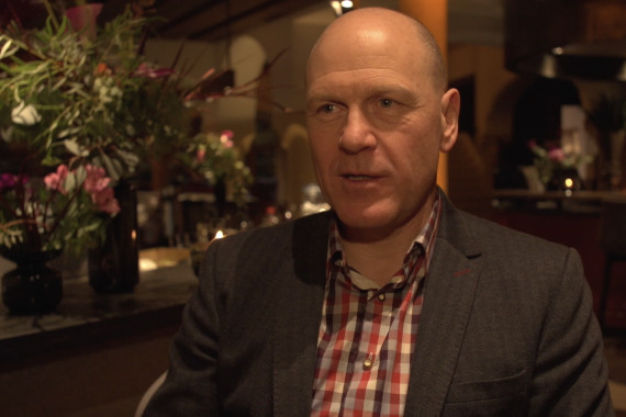 Im Interview spricht der ehemalige Skirennfahrer und Olympiasieger Didier Cuche u.a. über die Besonderheit des Hahnenkamm-Rennens sowie das emotionale Karriereende seines Landsmanns Beat Feuz.