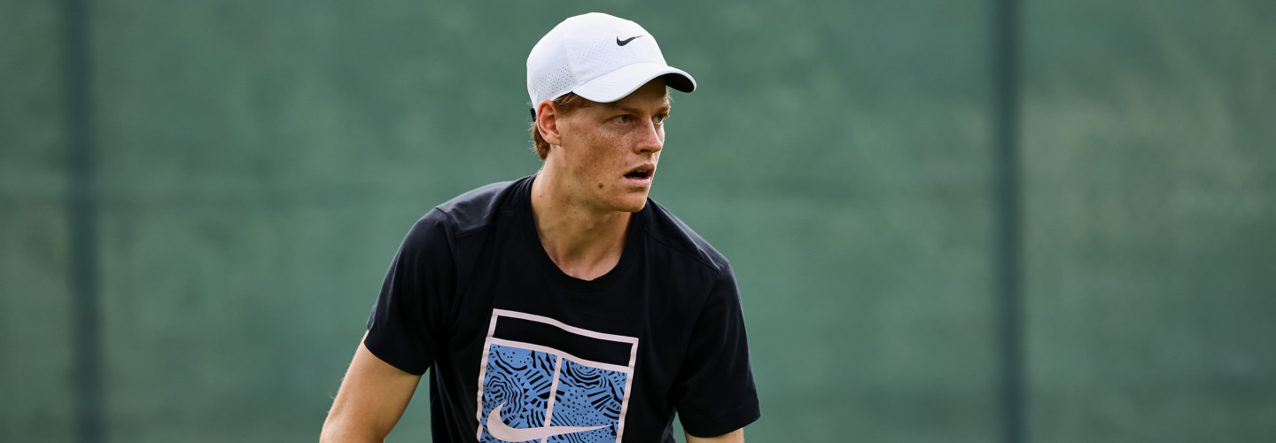 ATP-Spitzenmann Jannik Sinner trifft am Dienstag in seiner Eröffnungspartie auf den Niederländer Tallon Griekspoor