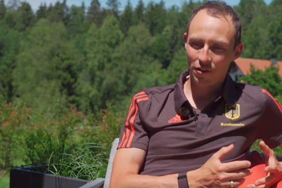 Im Interview spricht Kombinations-Olympiasieger Eric Frenzel über seine erfolgreiche Karriere und blickt auf seine Ziele in der kommenden Saison.