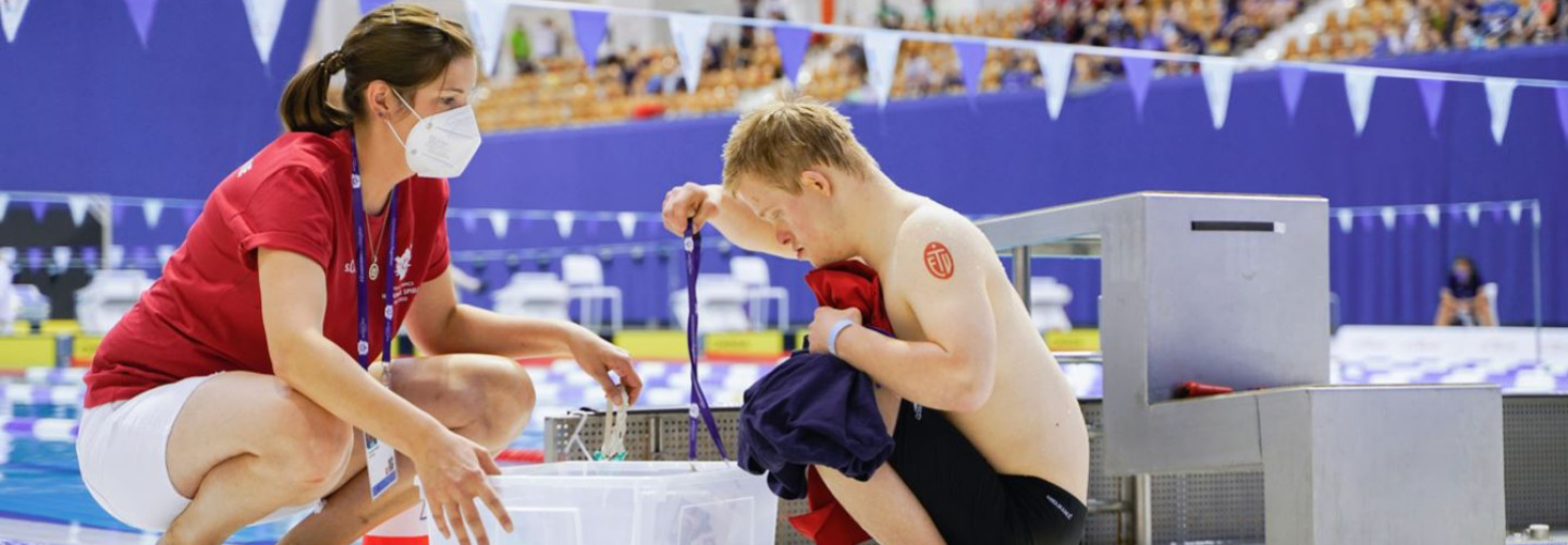 Athlet und freiwillige Helferin nach einem Wettbewerb