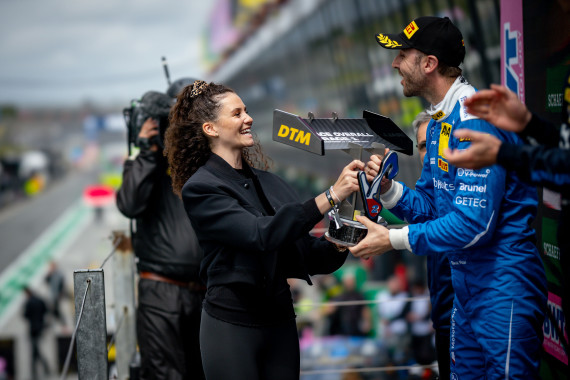 Model Betty Taube besuchte erstmals die DTM