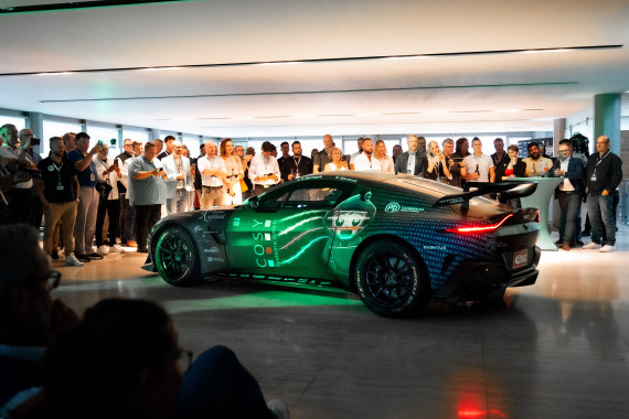 Am Steuer wechseln sich Jan Philipp Springob und Storm Gjerdrum ab