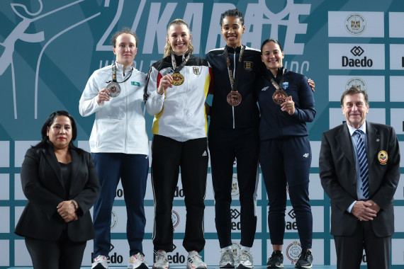 Johanna Kneer (Zweite von links) und DKV-Präsident Wolfgang Weigert beim offiziellen Siegerehrungs-Foto