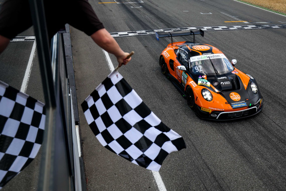 Der Neuseeländer Jaxon Evans überquerte mit seinem Porsche 911 GT3 R als Erster die Ziellinie