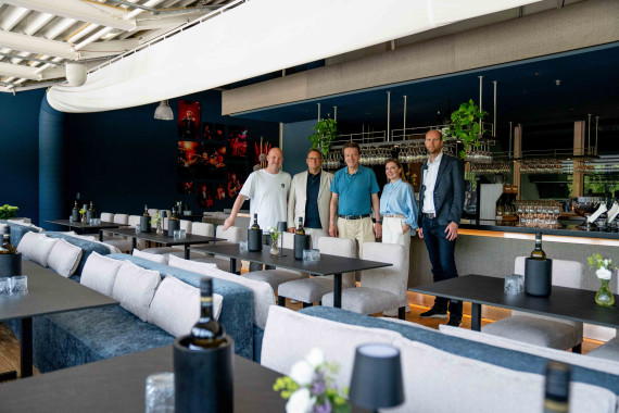 Eröffnung des IKONO Premium Club mit (v.l.n.r.) Sven Wortmann, IKONO Geschäftsführer Olaf Kramm, Ralf Weber mit seiner Frau Irina, die das Design maßgeblich mitgestaltet hat und Christian Anwey.